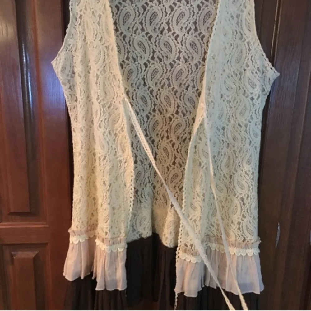 😀SOLD😀 Areve Lace Top in Cream with Teal Accent - Picture 4 of 5